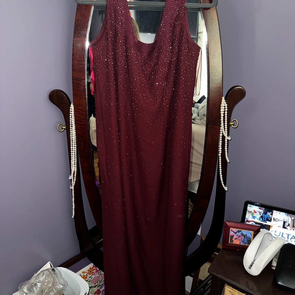 Elegant Burgundy Maxi Dress